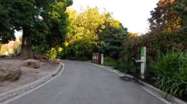 İşaretleri ve yeşilliği olan manzara yolu