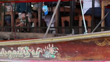 Bangkok 'ta yolcu taşıyan bir tekne.