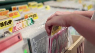 Cardiff pazarındaki vinil kayıtlarını elle araştırıyorum.