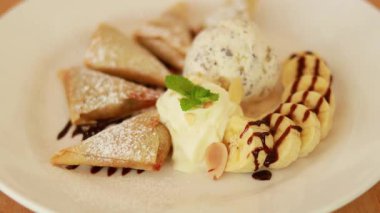 Dondurma ve muzlu tatlı yiyen çatal.