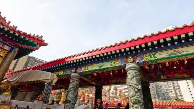 Canlı tapınak mimarisi ve hareketli ziyaretçiler