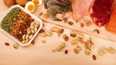 Etler, fındıklar ve süt ürünleri çeşitliliği