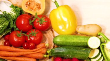 Masanın üzerine düzgünce yerleştirilmiş çeşitli sebzeler.