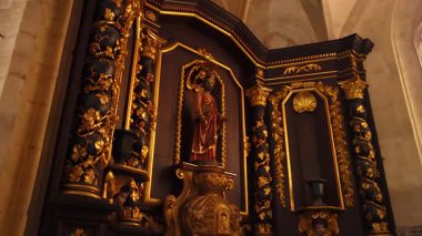 Dekoratif katedral içinin ayrıntılı görünümü