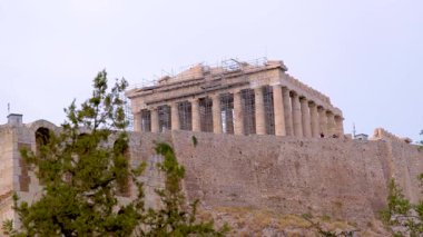 Atina ve Yunanistan 'da Partenon bulutlu gökyüzü altında