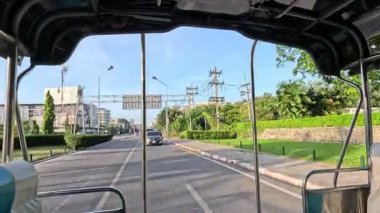 Şehir sokaklarında bir aracın ilerlemesi