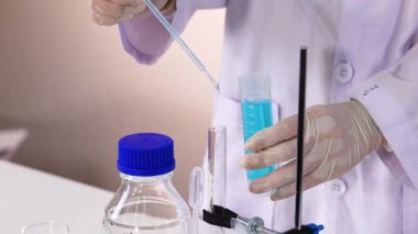 Bilimadamı bir kimyasal reaksiyon deneyi yapıyor.