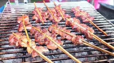 Dumanlı ızgarada pişen et şişleri