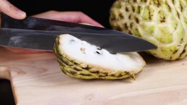 Tohumlarını ortaya çıkarmak için elmayı dilimliyorum.