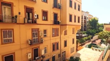 Napoli 'de çiçekli apartman manzarası
