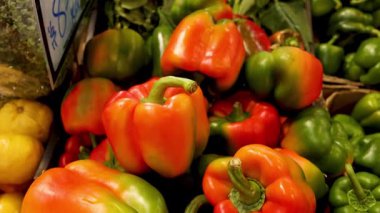Markette gösterilen renkli dolmalık biberler