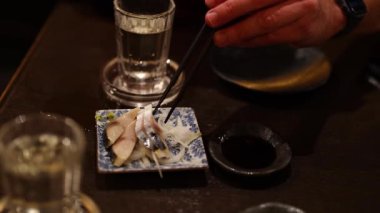 Sashimi dilimleri hazırlayan ve servis eden kişi