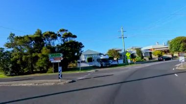 Bellarine, Victoria 'ya doğru pürüzsüz bir sürüş banliyö sokaklarını, berrak gökyüzünü ve parlak gün ışığında canlı yeşillikleri sergiliyor.