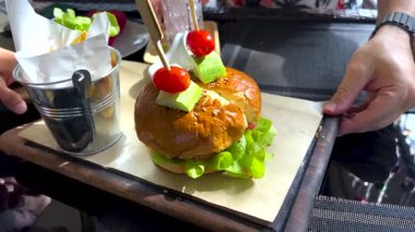 Gurme burger patates kızartmasıyla servis edilir.