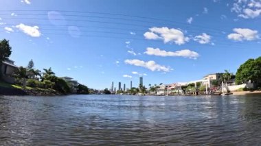 Resimli bir nehir boyunca sakin bir yolculuk.