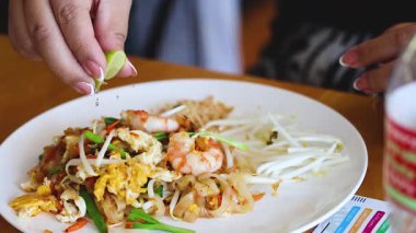 Limon suyu Pad Thai tadını arttırır.