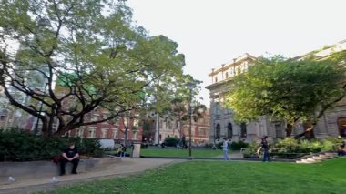 İnsanlar kütüphanenin açık alanının keyfini çıkarıyorlar.