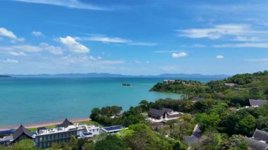 Tayland, Phuket 'teki lüks villaların ve okyanusun manzaralı manzarası.