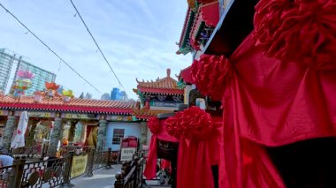 Renkli dekorasyonlar ve tapınaktaki insanlar.