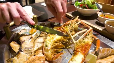 Lezzetli deniz ürünleri hazırlandı ve servis edildi.