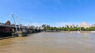 Köprülerin ve nehrin panoramik görüntüsü