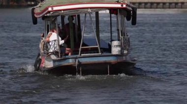 İnsanlar sakin bir tekne gezisinin tadını çıkarıyorlar.