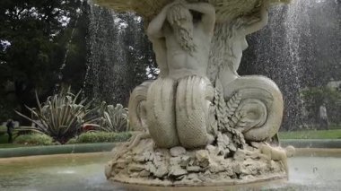 Dekoratif bir çeşmenin detaylı bir görüntüsü