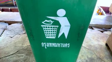 Bangkok pazarında çöp atmak.