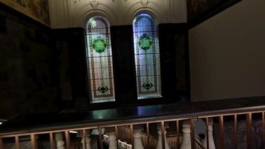 Lekeli cam pencereler ve zarif merdivenler gözlemlendi