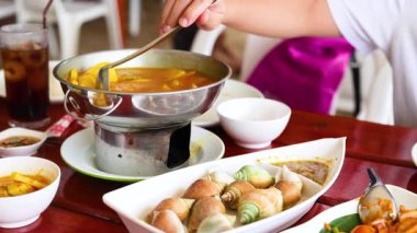 Tayland, Krabi 'de canlı bir yemek sahnesi. Canlı bir restoran ortamında geleneksel Tayland yemekleri servis ediliyor.