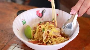 Yemek çubuğu ve kaşıkla erişte hazırlayıp, keyfini çıkarıyorum.