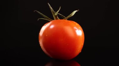 Bir insan eli spor salonunun teçhizat rafından renkli halterlerle metal bir çubuk bağını seçer ve çıkarır. 