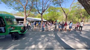 Ziyaretçiler hayvanat bahçesinde tramvay turunun keyfini çıkarıyorlar