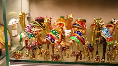 Dubai 'de sergilenen dekoratif deve heykelcikleri