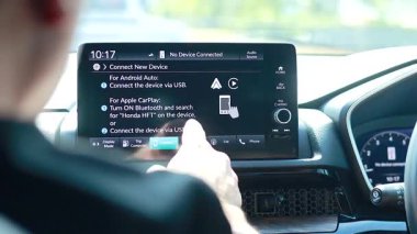 Kullanıcı arabanın dijital ekran ayarlarını yönetir