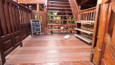 Ayutthaya 'da ahşap mimari ve yemyeşil alanlar