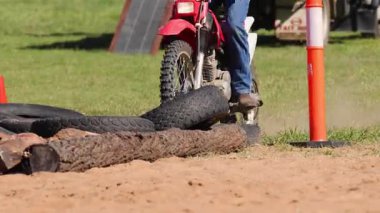 Çamur bisikleti zorlu bir açık havada yol alıyor.