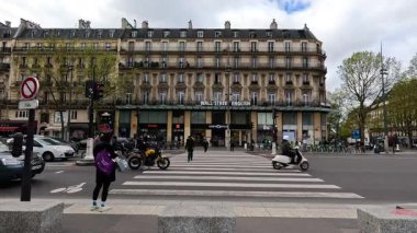Paris caddesi kavşağında yayalar ve araçlar