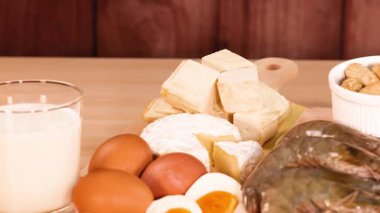 Tahta zemin üzerindeki protein kaynaklarının çeşitliliği