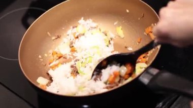 Sebzeli pilav ve kızartma.