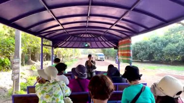 Turistler Tayland 'da tramvay yolculuğunun tadını çıkarıyorlar