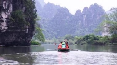 İnsanlar resimli Ninh Binh 'de kürek çekiyorlar.