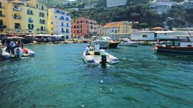 Dalgalı Sorrento liman sularında yüzen tekneler