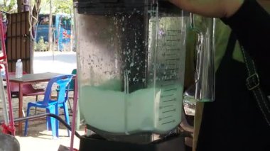 Karıştırıcıda sıralı hindistan cevizi karışımı hazırlama