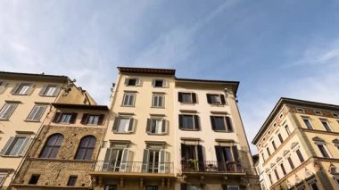 İnsanlar Floransa 'da güneşli bir günün tadını çıkarıyor