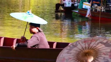 Canlı yüzen bir pazarda tekneler ve satıcılar