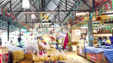 Canlı tezgahlar ve Bangkok pazarındaki insanlar