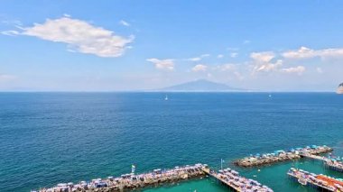 Sorrento 'nun kıyı şeridi ve denizinin panoramik görüntüsü
