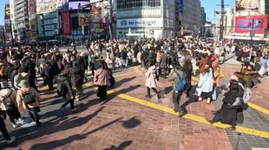 Kalabalık kalabalık bir kavşakta kesişiyor