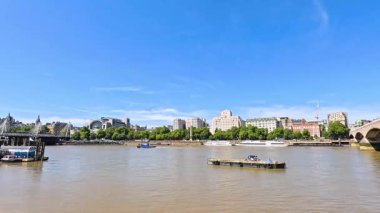 Tekne Thames nehri boyunca seyahat eder.